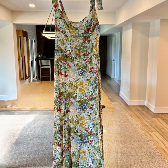 Reformation Nadira Dress worn a couple of times and in great condition (Size 4) - Picture 2 of 4